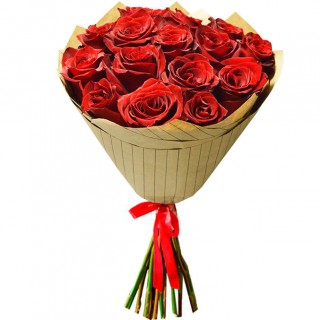 Букет Красные розы в крафте из 15 роз